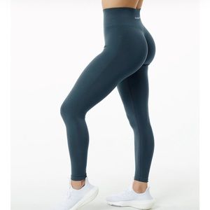 ⭐️NWOT ⭐️ AMPLIFY LEGGING
Women's Seamless Scrunch Legging
Whale Blue